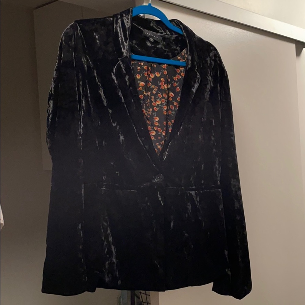 Relaxed velvety black jacket